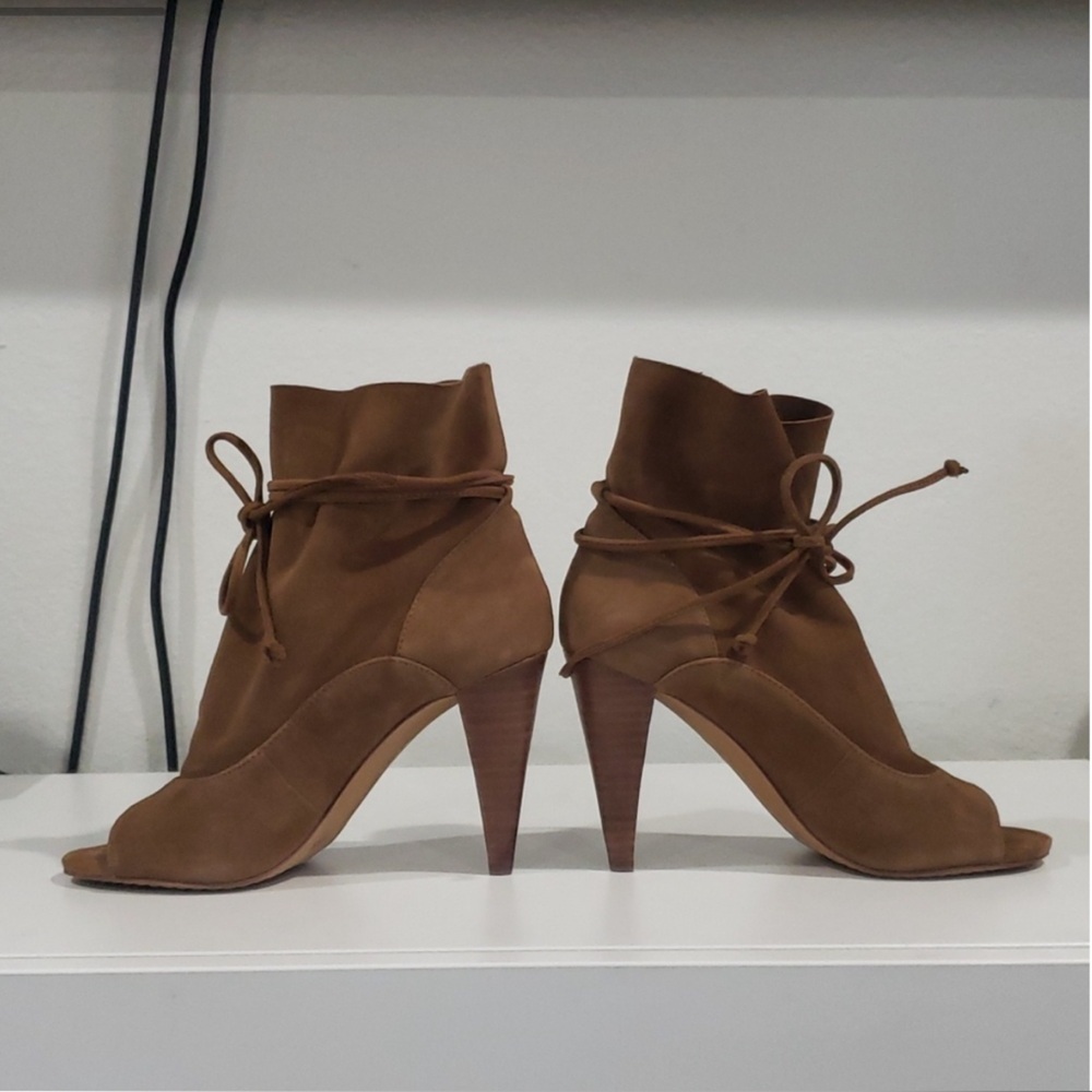 NEW Vince Camuto Avera Bootie in tan, Size 6.5